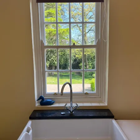 Hall & Gardens, & Hard Tennis Court, Wighill, Nr York And Leeds بيت للعطل